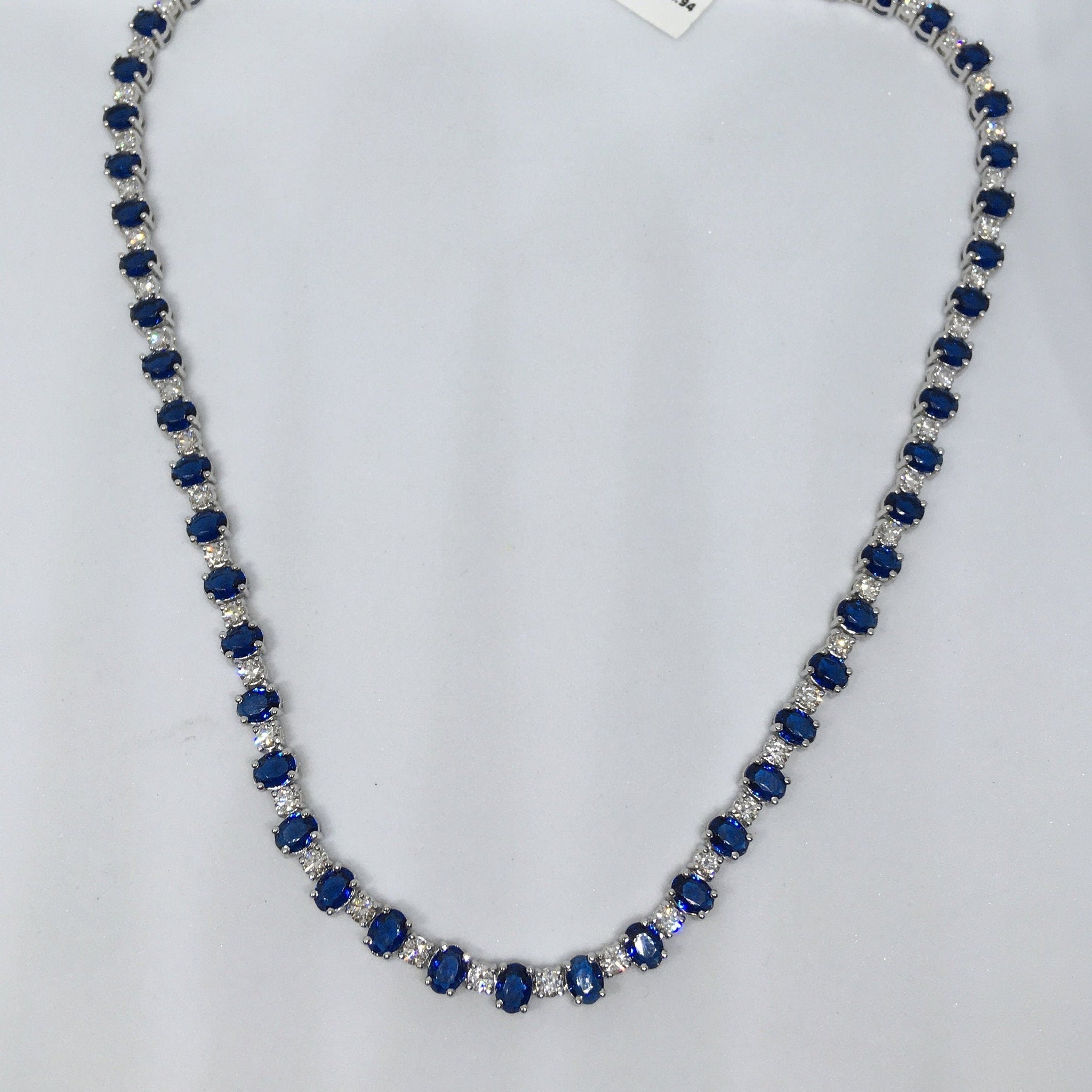 Collier de tennis pour femme en diamants ronds fins gradués avec pierre précieuse de saphir bleu en or blanc 14 carats