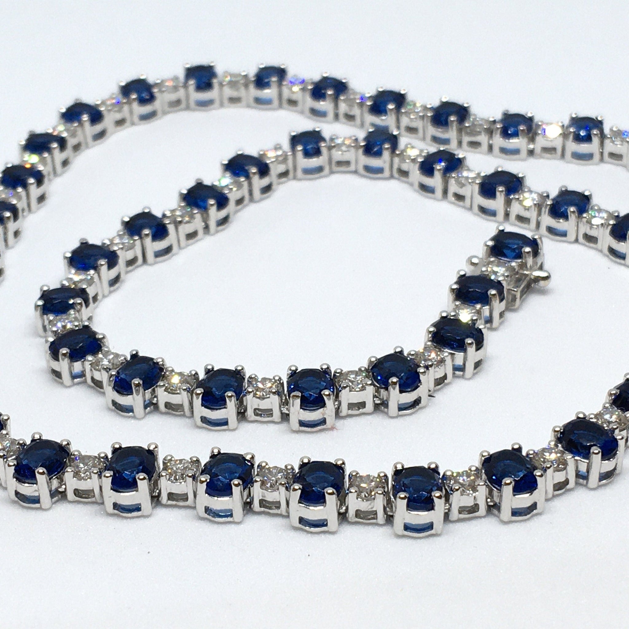 Collier de tennis pour femme en diamants ronds fins gradués avec pierre précieuse de saphir bleu en or blanc 14 carats