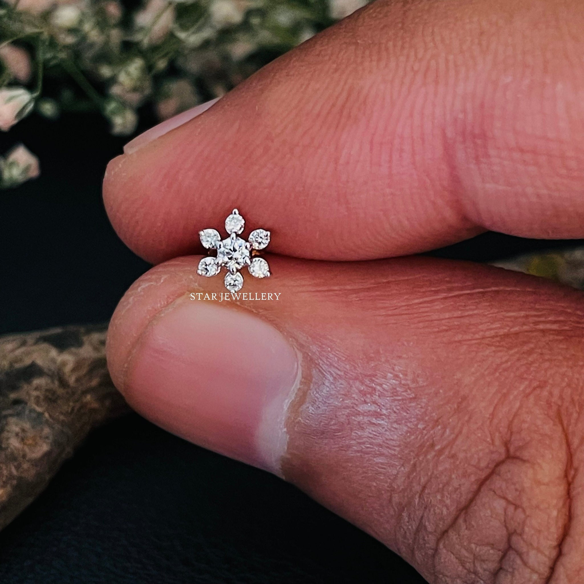 Diamant Fleur Stud pour Nez Tragus, Lobe, Conch, 14K Gold Seven Diamond Cluster Floral External Threaded Pin, Piercing Jewelry, Conch