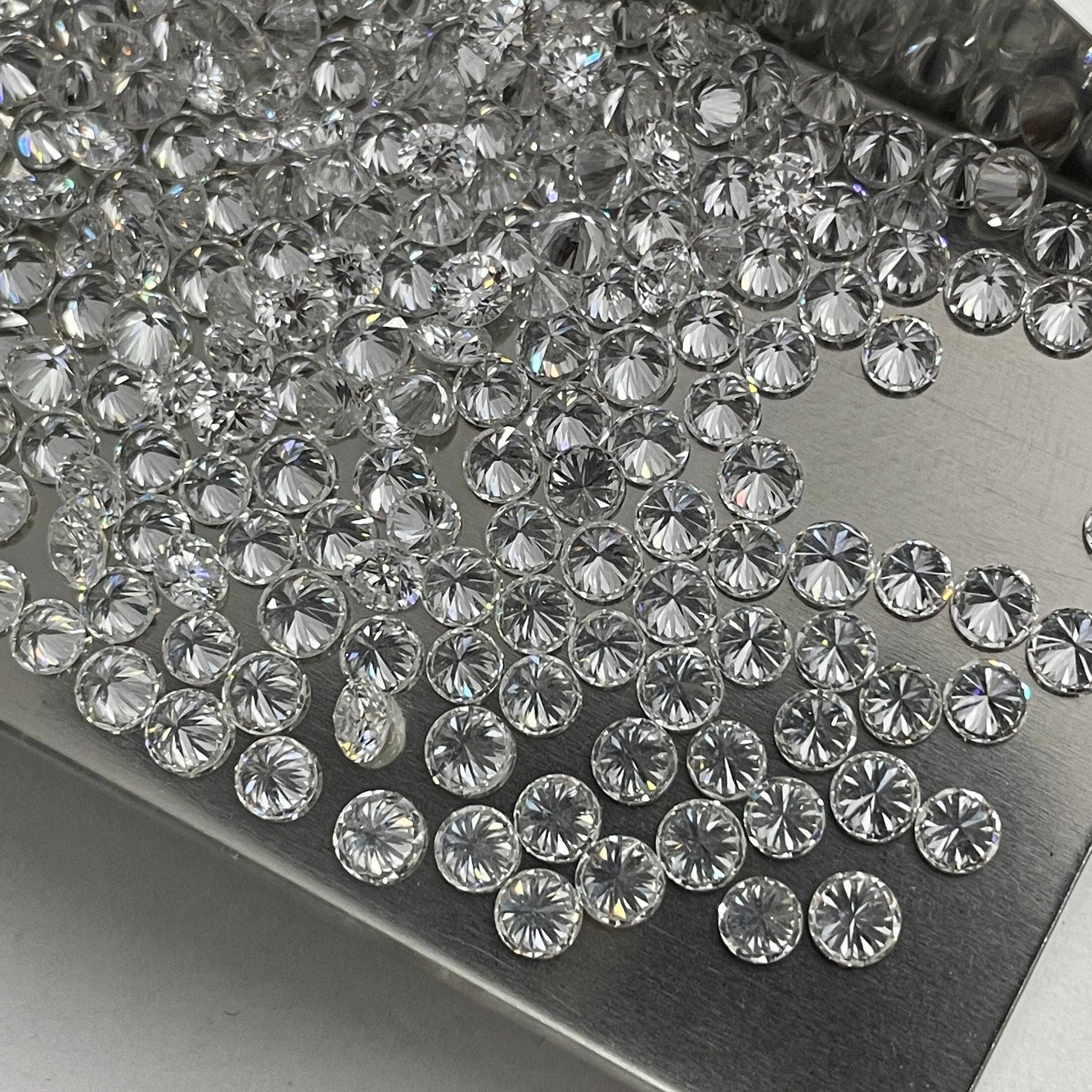 Diamant HPHT de 2,5 mm à 3,00 mm, diamant de laboratoire de la meilleure qualité, diamant en vrac CVD de pureté VVS - VS avec couleur DE.