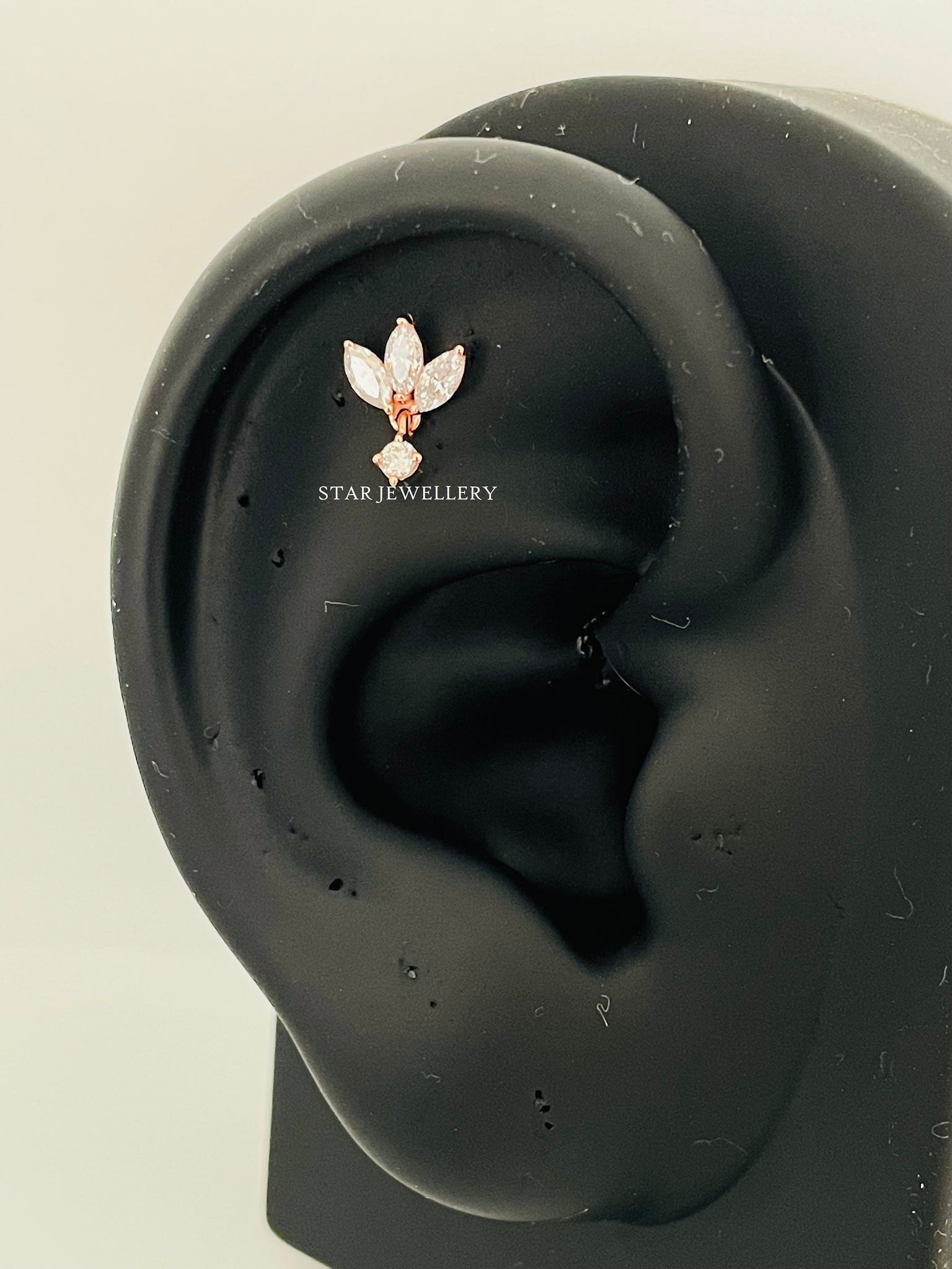 Boucle d'oreille Lotus en or massif 14 carats, piercing d'oreille Lotus Stud avec diamant Lotus Studs pour lobe élevé, conque, tragus, hélice tragus, cartilage