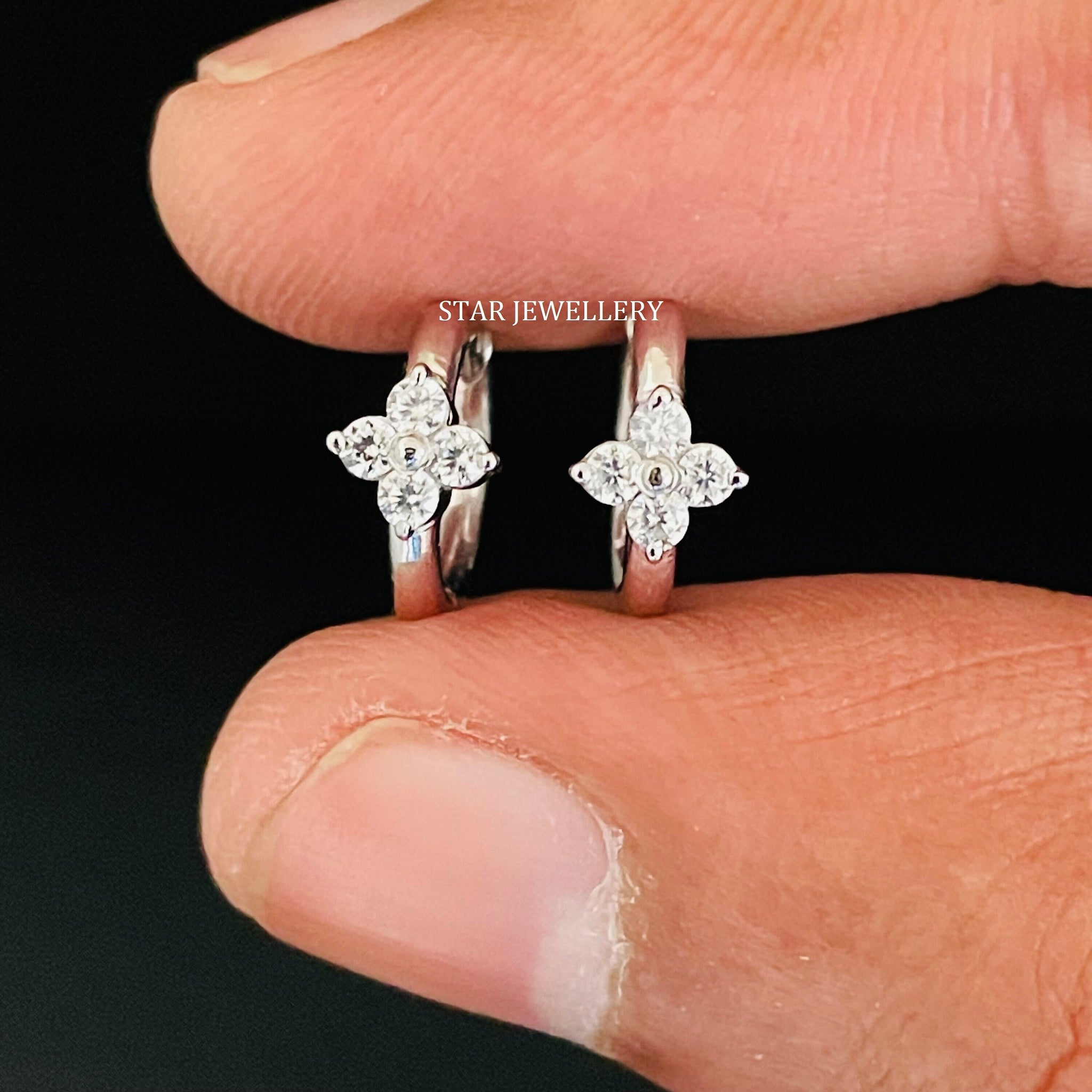 Quatre pierres diamant naturel Huggie Hoop, 14K or massif fleur unique diamant Hoop boucle d'oreille, Clover Diamond Baby Hoop boucle d'oreille, cadeau de graduation